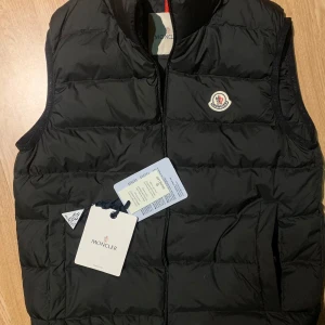 Moncler väst  - Säljer en oanvänd moncler contrin väst passar s perfekt och m hör bara av er vid frågor!