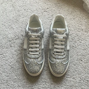 Valentino flycrew - Säljer dessa jättefina flycrews i inprincip nyskick. Flycrews tillverkas inte längre vilket gör denhär modellen väldigt sällsynt. Knappt några tecken på användning alls(se bilderna) alla nitar är såklart kvar, Storlek 38, självklart äkta skriv om du har frågor eller vill ha fler bilder etc Med vänlig hälsning, Truls😁