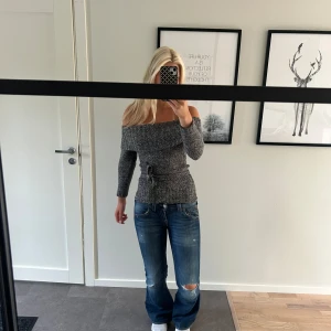 Grå offshoulder stickad tröja Bondelid - Mysig gråmelerad stickad tröja från Bondelid med offshoulder-modell och trekvart ärm. Storlek S och bra skick.