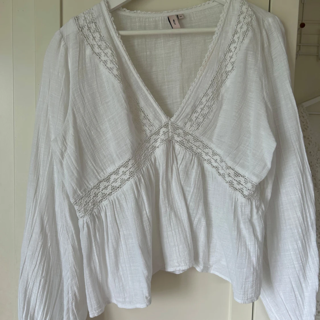 Vit blus med spetsdetaljer från Nelly - 3