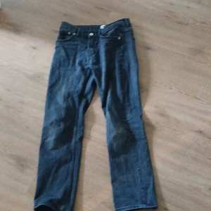 Svarta jeans - Snygga mörkblå jeans från 157 med klassisk femficksdesign och raka ben. Jeansen har normal passform och är tillverkade i slitstarkt denimtyg. Perfekta för dig som gillar en enkel och tidlös stil. Pris kan diskuteras 