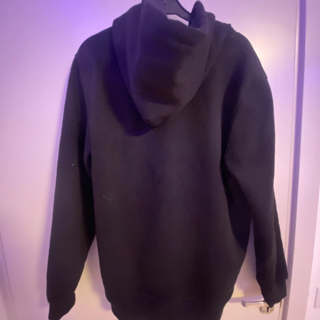 Svart hoodie med grafiskt tryck - 1