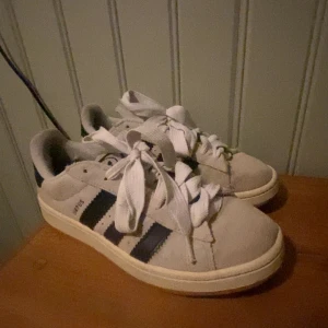 Adidas Campus sneakers i beige mocka - Snygga Adidas Campus sneakers i beige mocka. Syns att dom är använda men inga defekter.