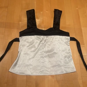 Söt topp - Jätte söt topp som man knyter i ryggen. Vet tyvärr inte vilket märke då jag köpte den från vinted.