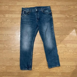 Ljusblå jeans  - Har köpt dessa byxor för 1 år sen, storlek 32/30