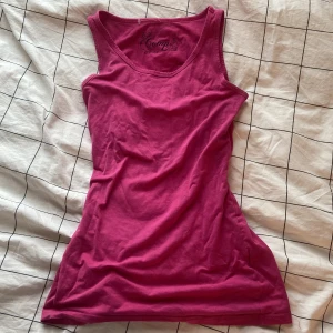 Mörkrosa linnetopp från KappAhl - Säljer en mörkrosa linnetopp från KappAhl, modell Comp. Säljer den för att den är lite för lång för mig som är ganska kort