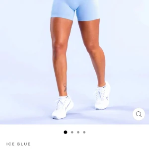 Ljusblå tighta träningsshorts - Snygga ljusblå dfyne träningsshorts med scrunch. Shortsen är perfekta för träning eller gymmet. De är tighta och midwaist med en clean look. Passformen framhäver benen och ger en sportig vibe. Säljer då dom tyvärr är för små. Enbart använda ett fåtal gånger. Nypris 500kr