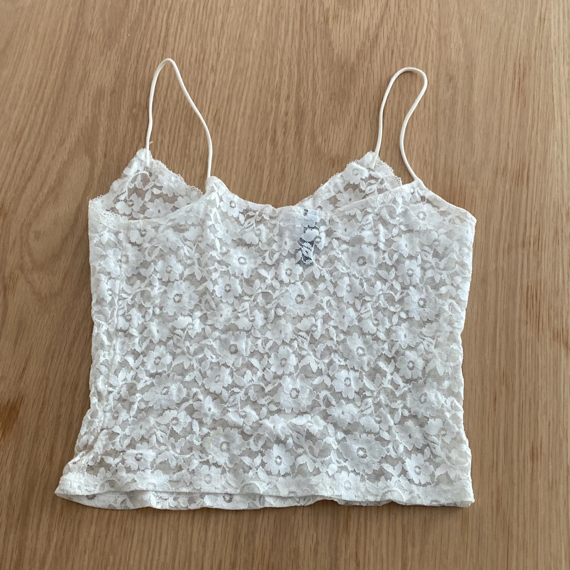 Vitt spetsigt linne - 1