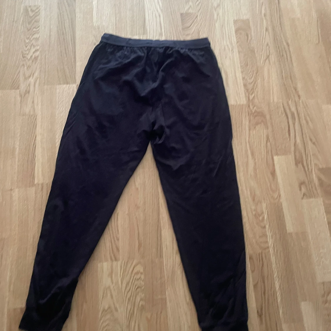 Svarta mjukisbyxor från Hugo Boss - 1