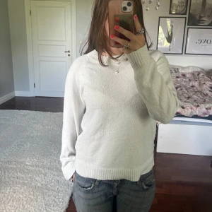 Vit stickad tröja💞 - Supermjuk vit stickad tröja från Vero Moda med rund halsringning och ribbade muddar. Perfekt basic med relaxed fit och långa ärmar💕 Kan finnas tecken på användning