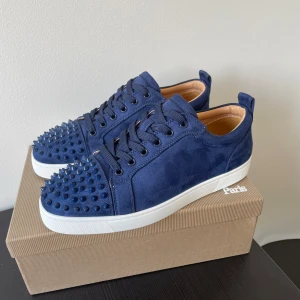 Christian Louboutin  - Inprincip helt nya! Alla spikar kvar toppenskick! Unika färg combination, svåra att få tag på i detta skick. Sugen på byten så kom gärna med förslag eller högsta bud 