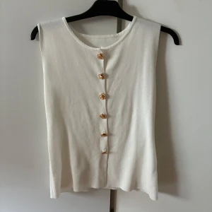 Vit topp med guldknappar - Säljer en stilren vit topp