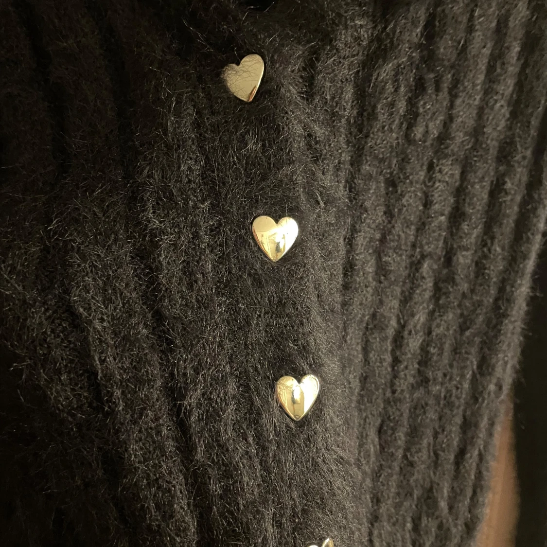 Svart fluffig kofta från Monki med hjärtknappar - 2