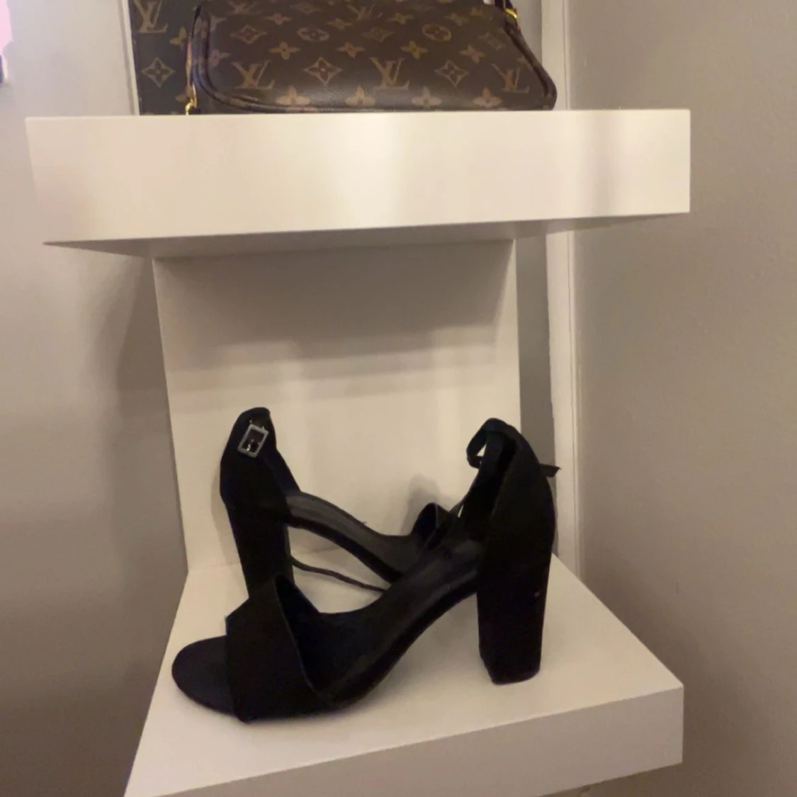 Bruna och svarta klackar - 1