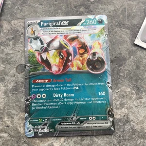 Farigiraf ex - Cool Pokémonkort med Farigiraf ex! Med 260 HP och kraftfulla attacker som Dirty Beam är detta ett måste för samlare och spelare. Kortet har snygg design och passar perfekt för dig som gillar Pokémon och vill stärka din lek.