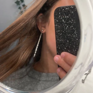 Hängande örhängen i silver - säljer dessa superfina örhängen i silver ❣️tvättas självklart av innan de skickas!!