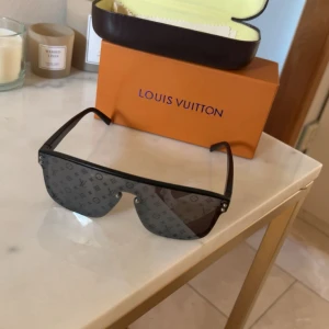 Solglasögon  - Säljer ett par snygga solglasögon som jag har använt en gång det är i bra skick inga problem med kommer med box och allt vid frågor så löser vi 