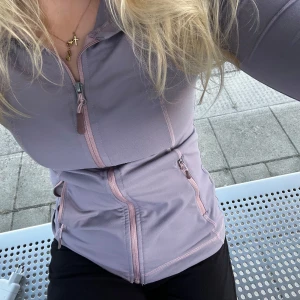 Träningsjacka - Så fin träningsjacka i lila och rosa🩷💜