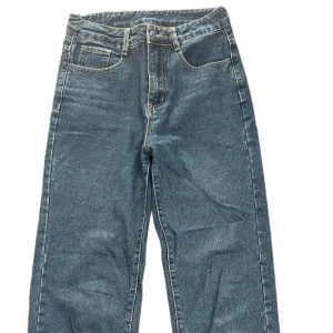 Blå raka jeans - Klassiska blå jeans med rak passform. Jeansen är använda ett par gånger men utan tecken.