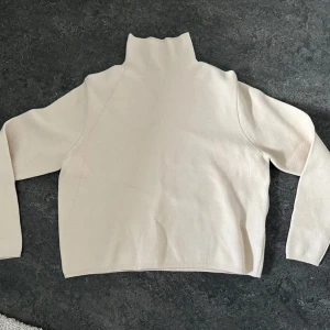 Beige polotröja från & Other Stories - Säljer en snygg beige cropped polotröja från & Other Stories. Tröjan har hög krage och är långärmad. Tröjan är i fint skick. Köparen står för frakten!