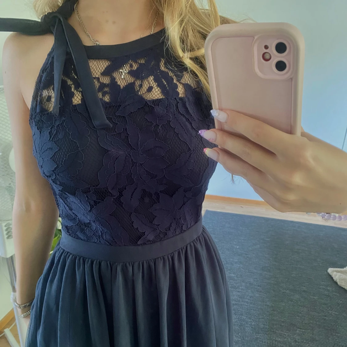 Mörkblå spetsklänning med knyt