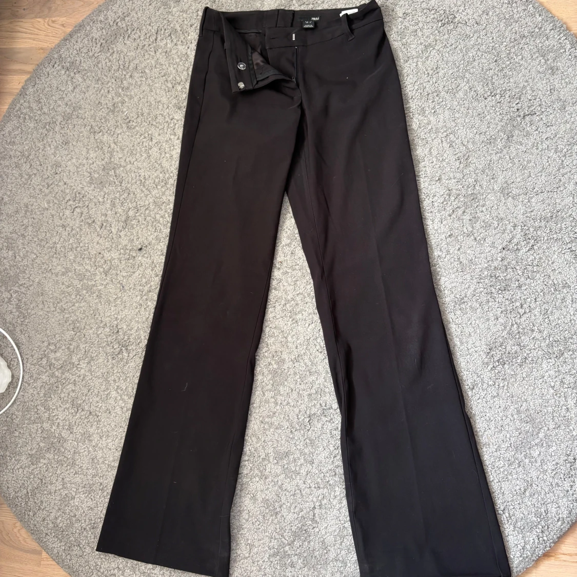 Svarta kostymbyxor med raka ben från H&M
