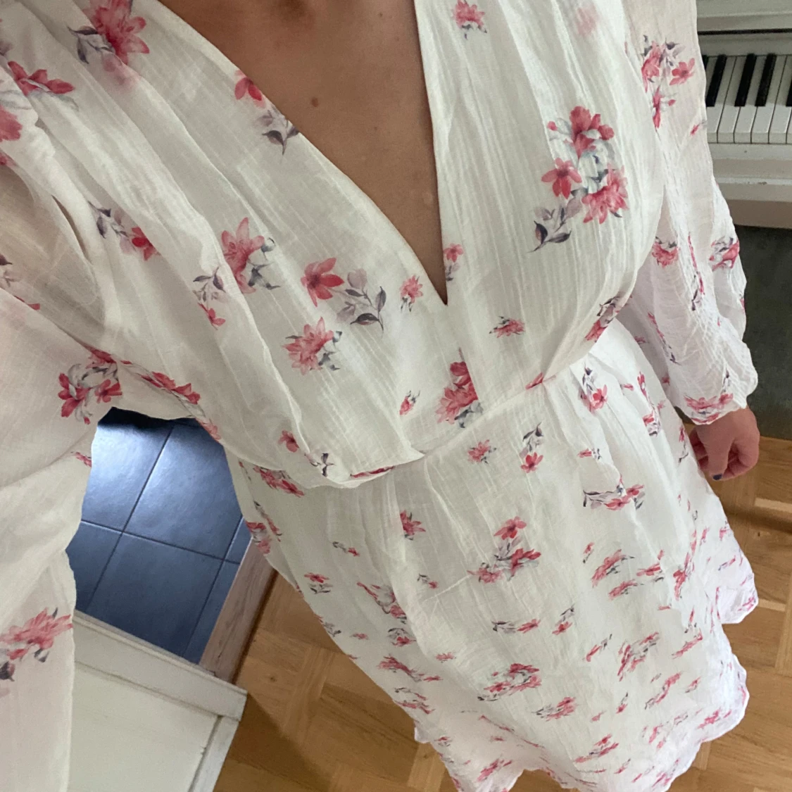 Vit långklänning med blommigt mönster - 1