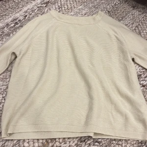 Beige stickad tröja  - Säljer en beige stickad tröja från Amisu i storlek S. Troligen från New Yorker. Inte tjock i material