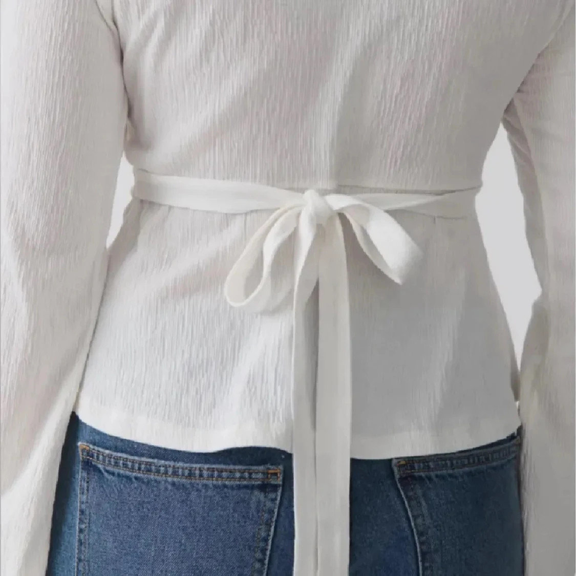 Vit omlottopp med knytband - 1
