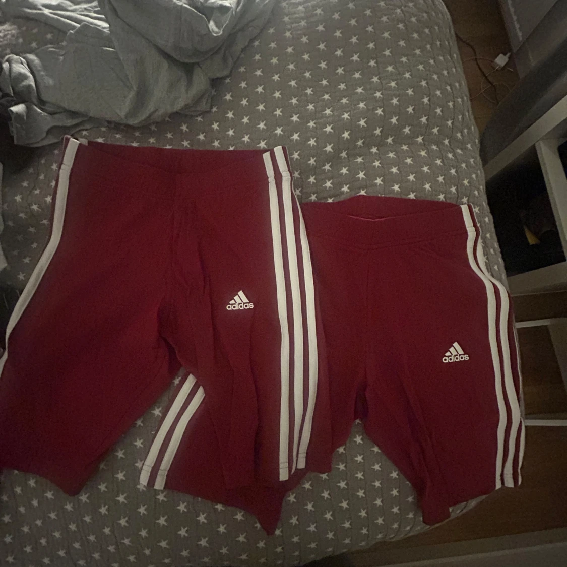Röda Adidas shorts med vita ränder S