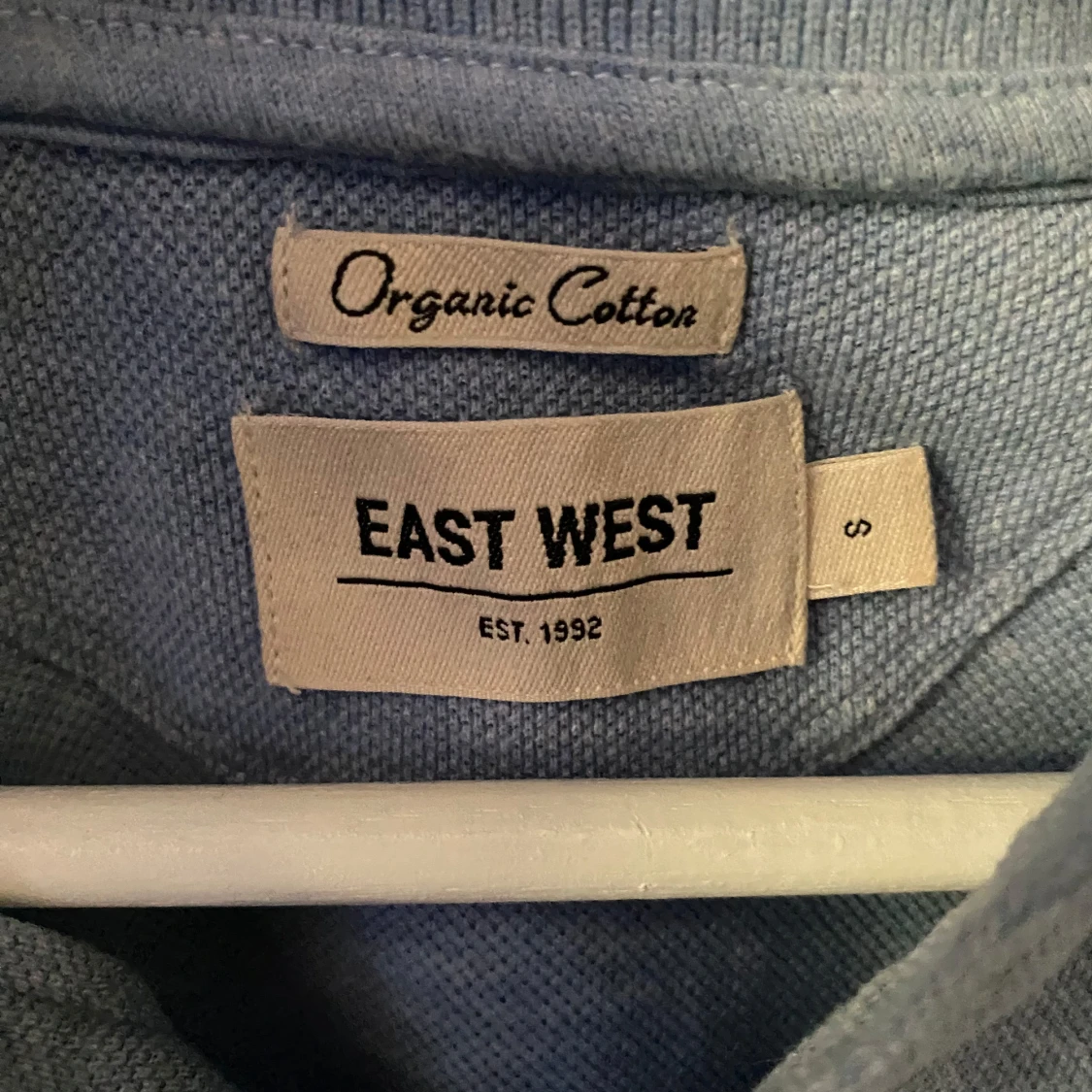 Ljusblå pikétröja från East West - 2