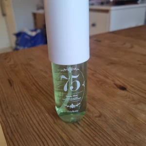Victoria Key 75 bodymist  - Fräsch spray mist från Victoria Key med doft av creamy coconut milk. Flaskan är genomskinlig med ljusgrön vätska och har en stor vit kork. Perfekt för dig som gillar tropiska och söta dofter.