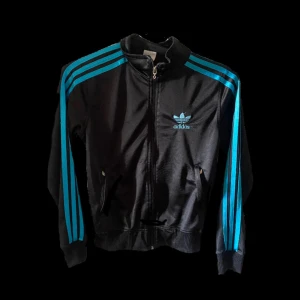 adidas zipup 🩵 - jätte cool adidas zip up ! 🖤 