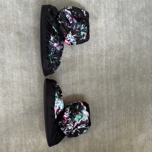 Warm up booties 🩰  - Warm up booties från bloch. Är i fint skick och har använts några fåtal gånger. Nya kostar 700kr 🩰 