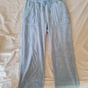 Ljusblå mjukisar från Juicy Couture - Juicy Couture velour byxor. Har en pyttelitet hål och en liten brun fläck bak. Gått sönder ca 1cm på båda framfickorna. Originellt pris: 1200kr