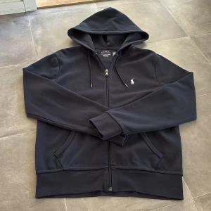 Ralph Lauren zip hoodie  - Skick: 10/10 | Storleks XS | Passar perfekt för dig som är 165-170 | Nypris: 2195 | Mitt pris: 1500 | Köparen står för frakt | Kvitto finns digitalt | Köpt på Zalando | Hör av er vid frågor. 