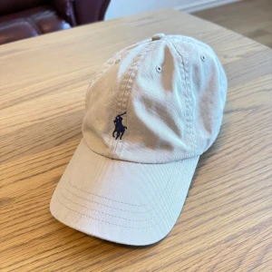 Ralph Lauren keps  - Fet raffe keps för alla stunder i beige. 199 fast pris! Skickar samma dag 