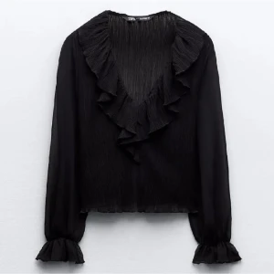 Svart blus Zara - Svart blus med volang runt kragen från Zara. Storlek xs. Inga defekter!