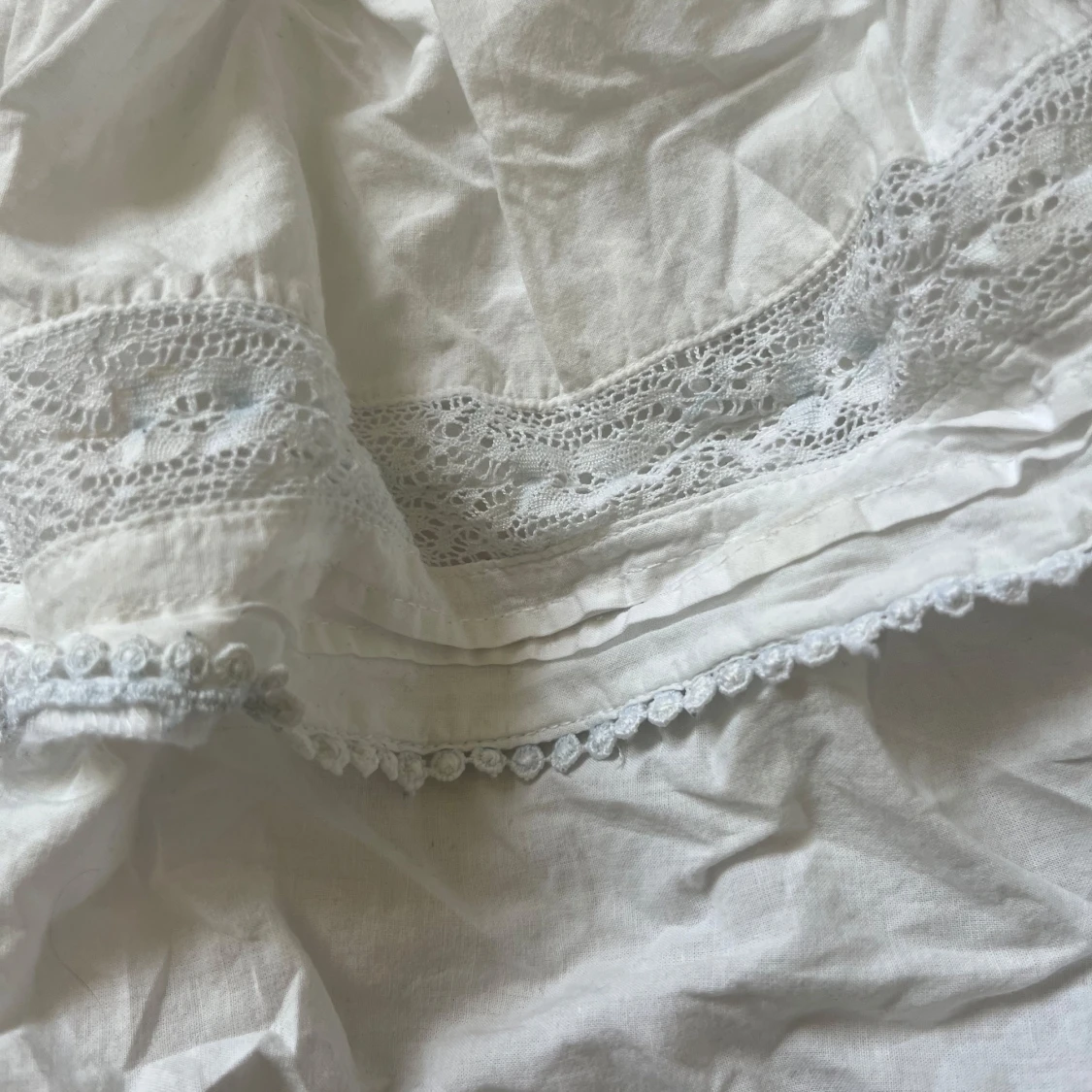 Vit volangkjol med spets från BikBok - 1