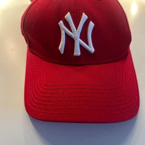 new era nyc keps - pris kan diskuteras ❗️så snygg röd nyc keps i bra skick, skriv för frågor!