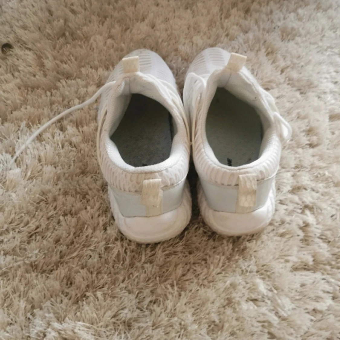 Vita sneakers med mesh och snörning - 3