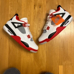 Jordan 4 fire red 45  - Jordan 4 fire red storlek 45 helt nya utan box