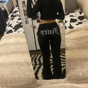 juicy couture svarta byxor 💞 - Svarta Juicy byxor – comfy, coola & klassiska! Perfekta att styla med sneakers eller klackar. Använda men väl omhändertagna, inga defekter. Storlek XSå. Passa på innan de försvinner!
