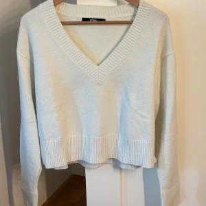 Vit v-ringad stickad tröja Bik Bok - Fin stickad tröja från Bik Bok med v-ringning som aldrig kommit till användning🤍