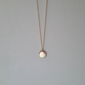 Snö of sweden - Guldhalsband  - Jättevackert halsband från SNÖ. Helt nytt, aldrig använt! Fick som present för ett tag sen men den har inte kommit till användning. Den har en enkel och ren design som verkligen skriker elegans! Perrfa som present eller till dig själv.😘 Smyckespåsen medföljer vid köp.