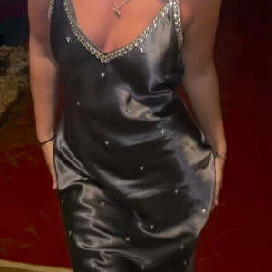 Klänning satin - Satin klänning med glitter / pärl detaljer från Arket, storlek S