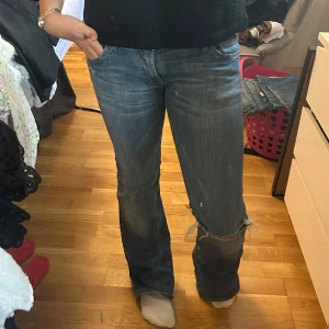 Blå bootcut jeans med slitning - Blå bootcut jeans från fornarina, storlek 31 
