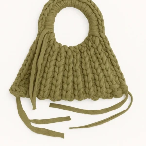 Olivgrön stickad handväska med snörning - Unik handväska i olivgrönt, grovstickat material med rundat handtag och snygga snörningsdetaljer. Väskan har en cool, chunky look och passar perfekt för dig som vill sticka ut med accessoarerna.