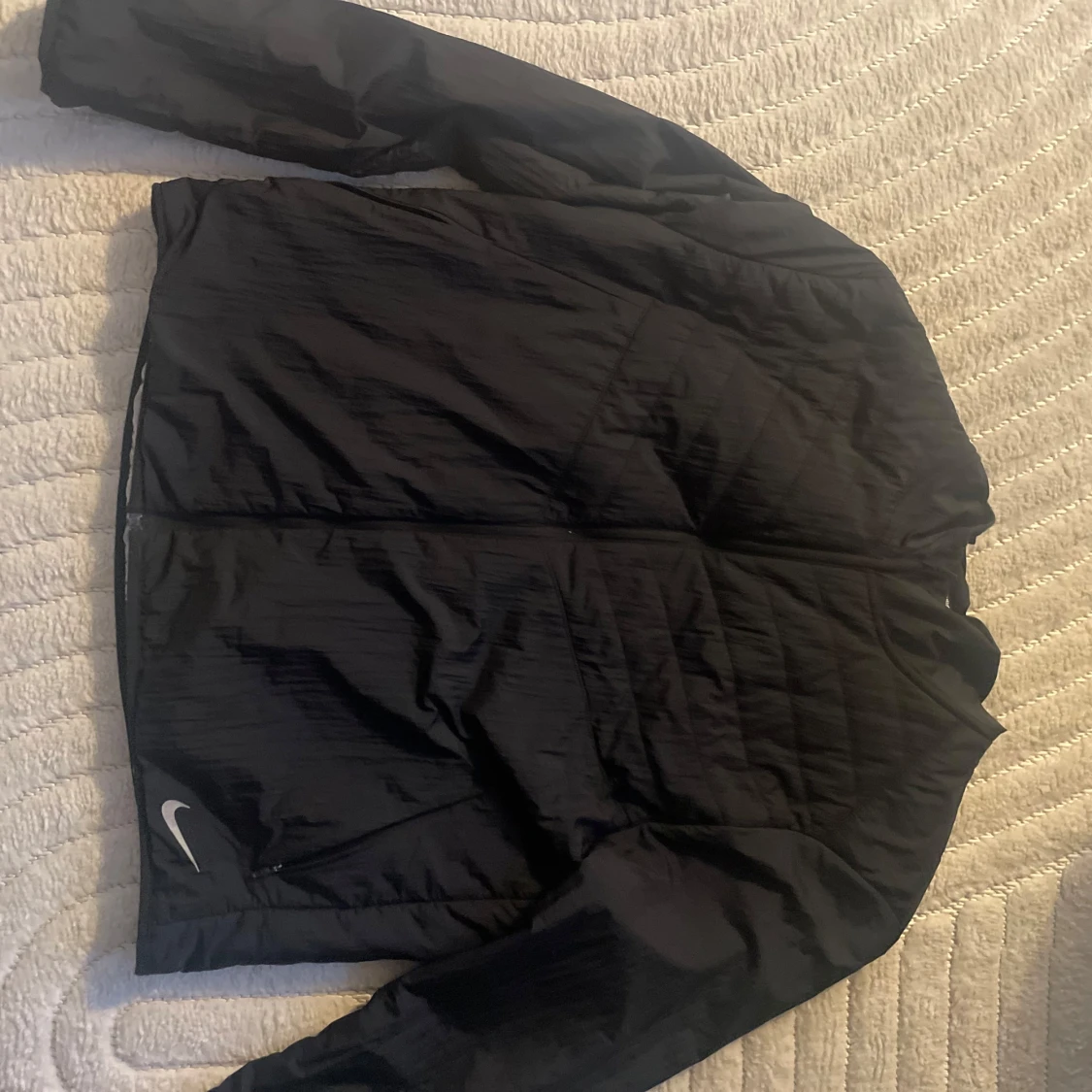 Svart quiltad jacka från Nike