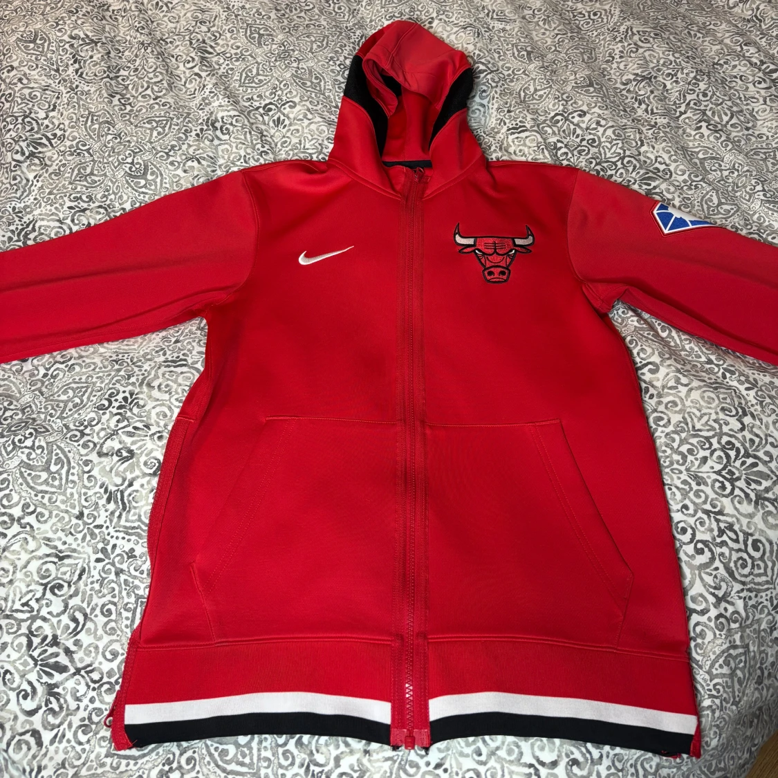Röd Chicago Bulls Nike hoodiejacka